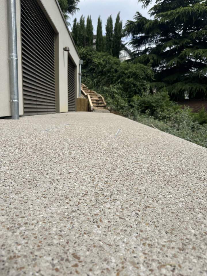 Le béton désactivé convient à différents aménagements extérieurs.