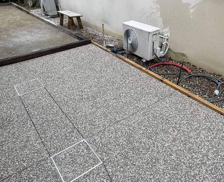 Le béton désactivé convient à différents aménagements extérieurs.